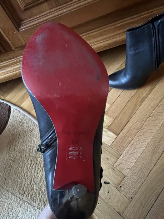 Botine din piele neagră