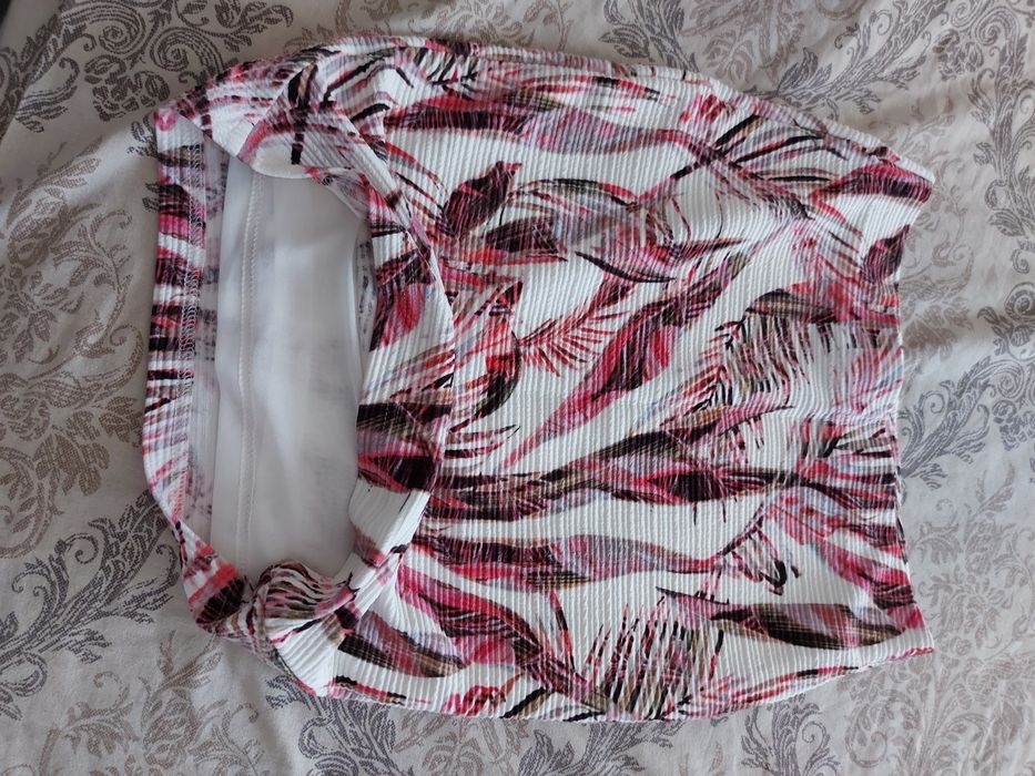 Продвам къси панталони и поли.