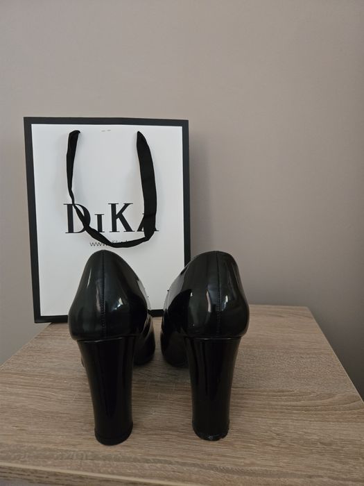 Елегантни обувки на ток