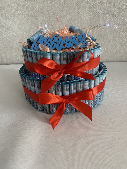 Денежные букеты и торт из денег