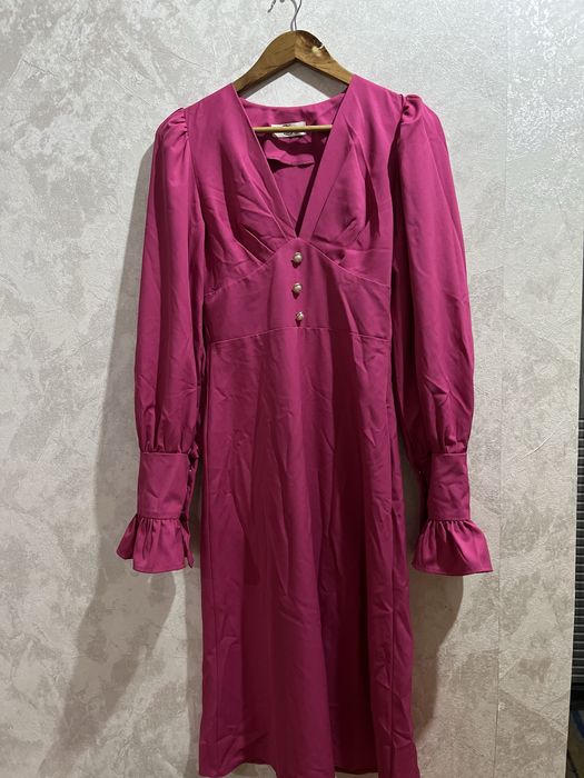 Женское платье малинового цвета