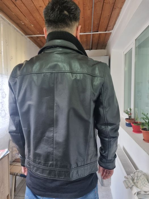 Geaca de piele neagra