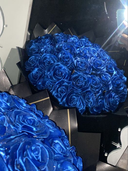 •	Лентадан жасалған көк розалар  42 дана