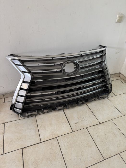 Решетка радиатора Lexus LX570