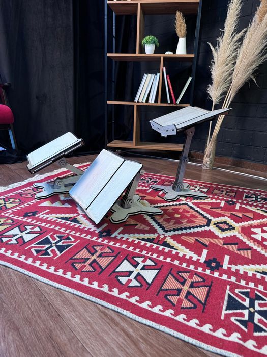 Поставка для книг