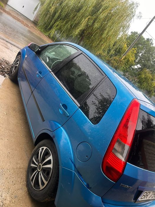 Vând Ford fiesta