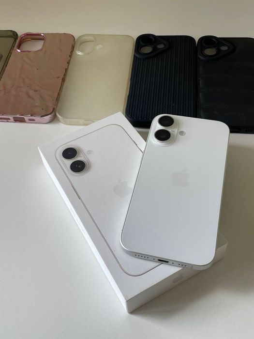 iPhone 16 / 256 GB / Alb / Stare excelentă + 6 huse