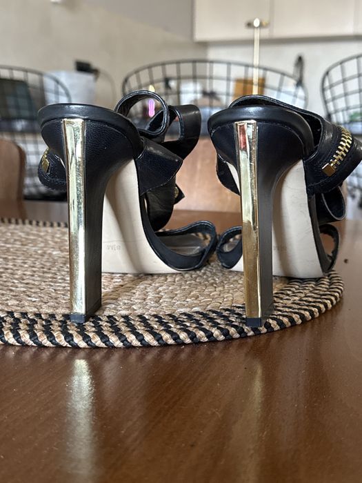 Босоножки кожаные guess