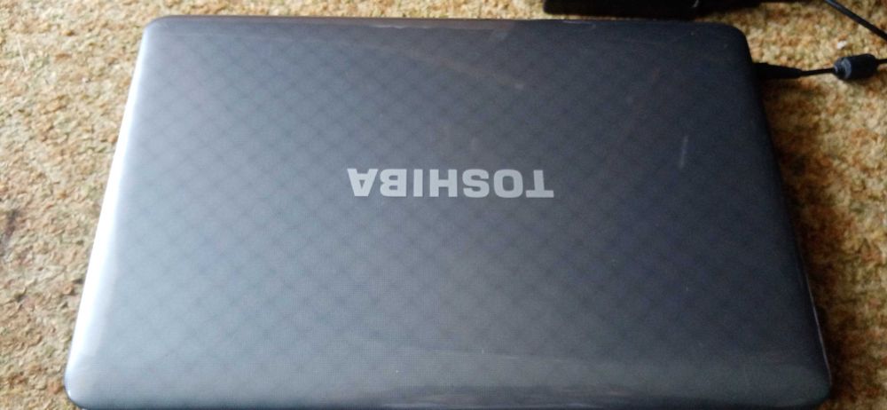 Продавам Лап топ Toshiba ,I3