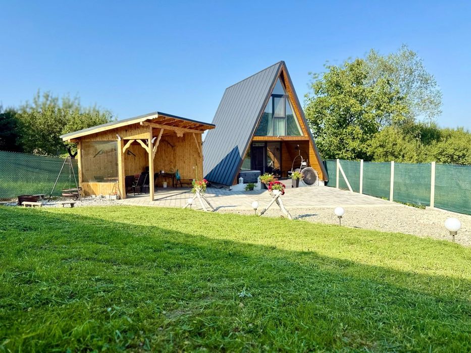Cabana A-Frame cu jacuzzi & priveliști montane în Sibiel