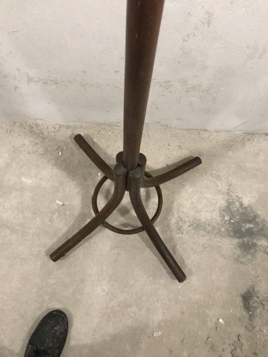 Ретро  /  Дървена / свободностояща  /  закачалка. .