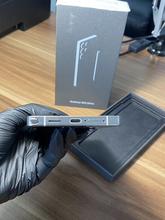 Samsung Galaxy s25 ultra • 256 GB • Titanium Black