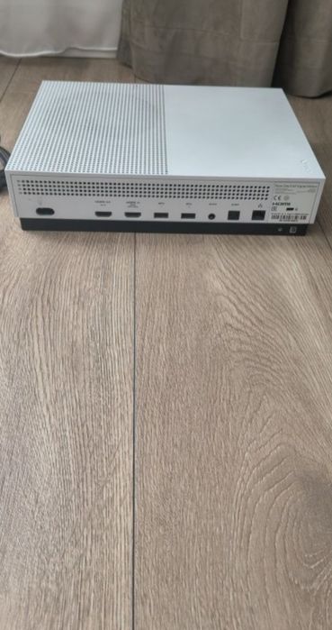 Vând Xbox one s 1 tb