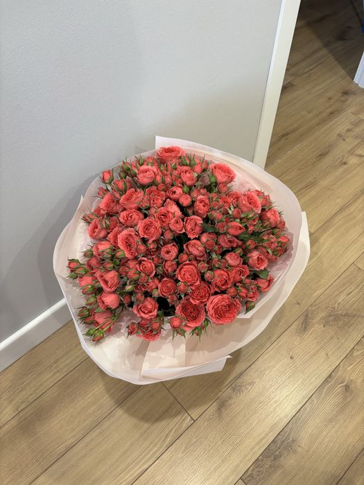 Букет цвет из кустовых роз и белые розы