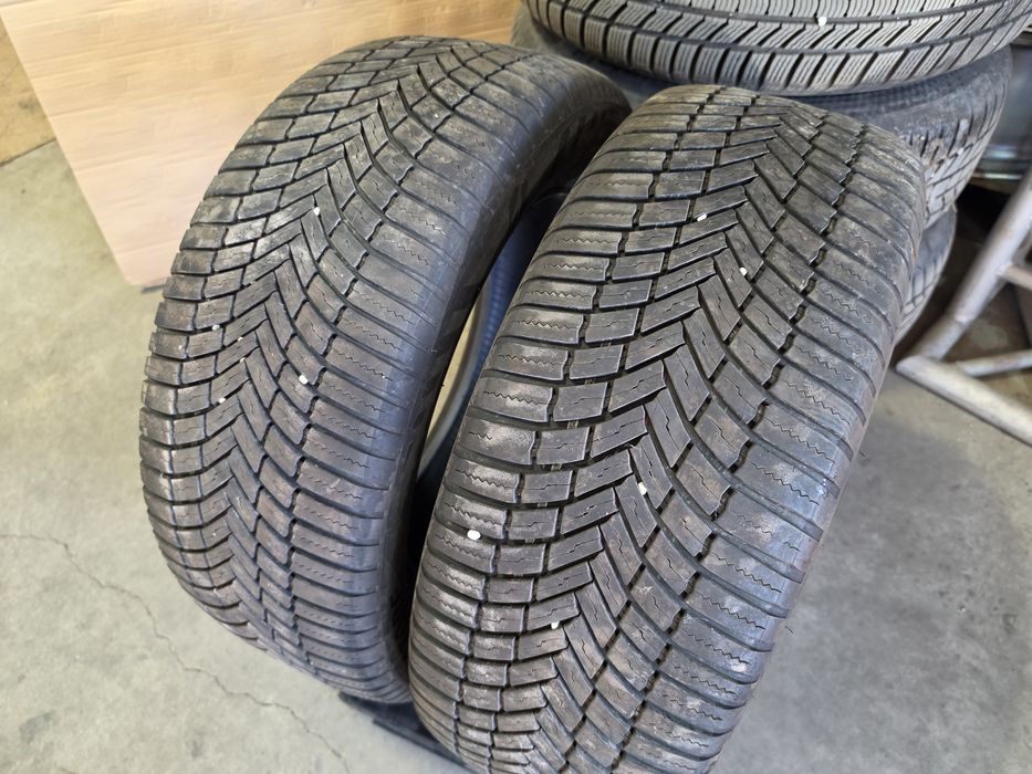 2бр. 235/55/17 Bridgestone dot4422 всесезонни гуми