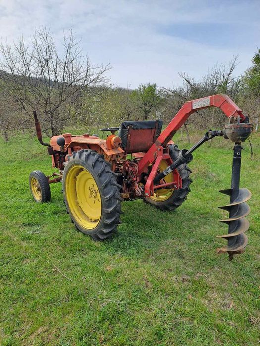 Трактор с Ямокопател