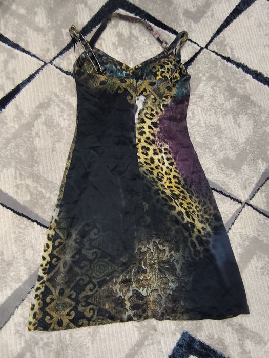 Oldida katta toshi bor