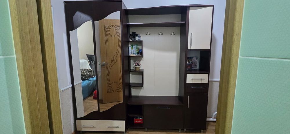 Продаётся прихожая шкаф встроенным зеркалом