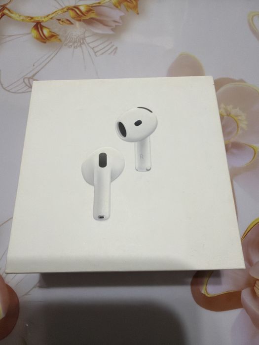 AirPods 4 поколения с шумоподавлением.