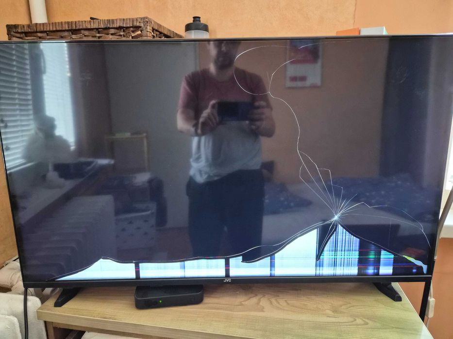 Телевизор JVC LT-40VAF3300 за части, счупена матрица