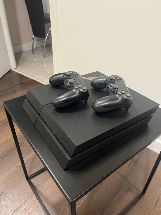 Vând PlayStation 4 1tb