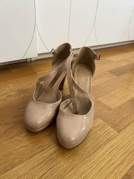 Токчета Anna Field и боти на ток