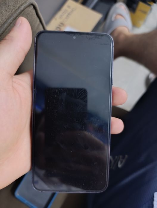 Samsung S23 и iPhone 11