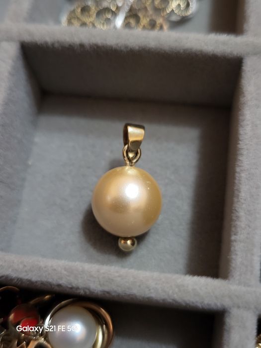 Златна висулка с перла