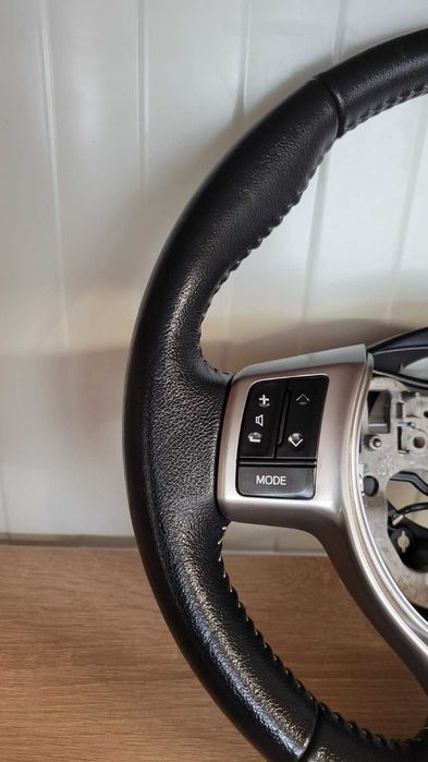 Продавам като нов кожен волан за Toyota Yaris 2011 - 2020
