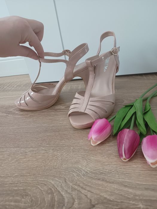 Sandale bej mărimea 35