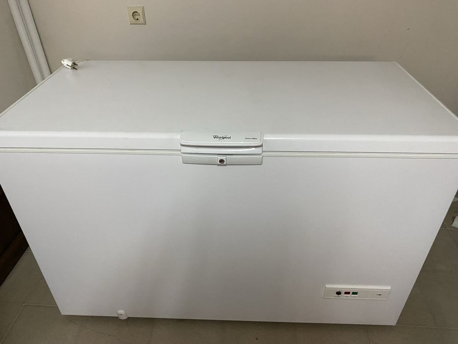 Vand ladă frigorifica mare,140/65/70 cm Whirlpool WHM 3911