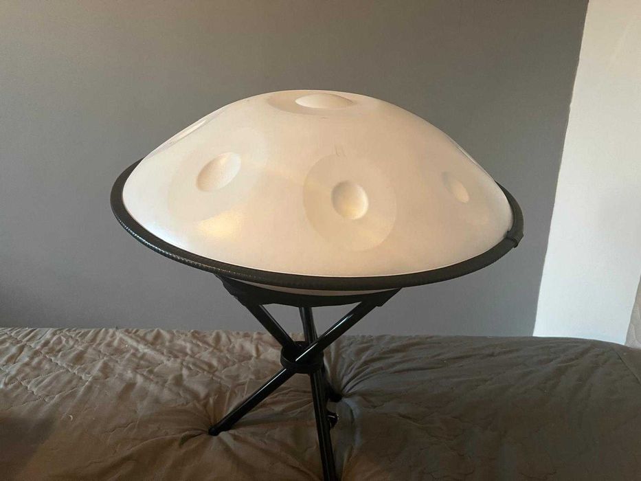 Handpan alb – 9 note în D minor – disponibil pe 440 Hz și 432 Hz