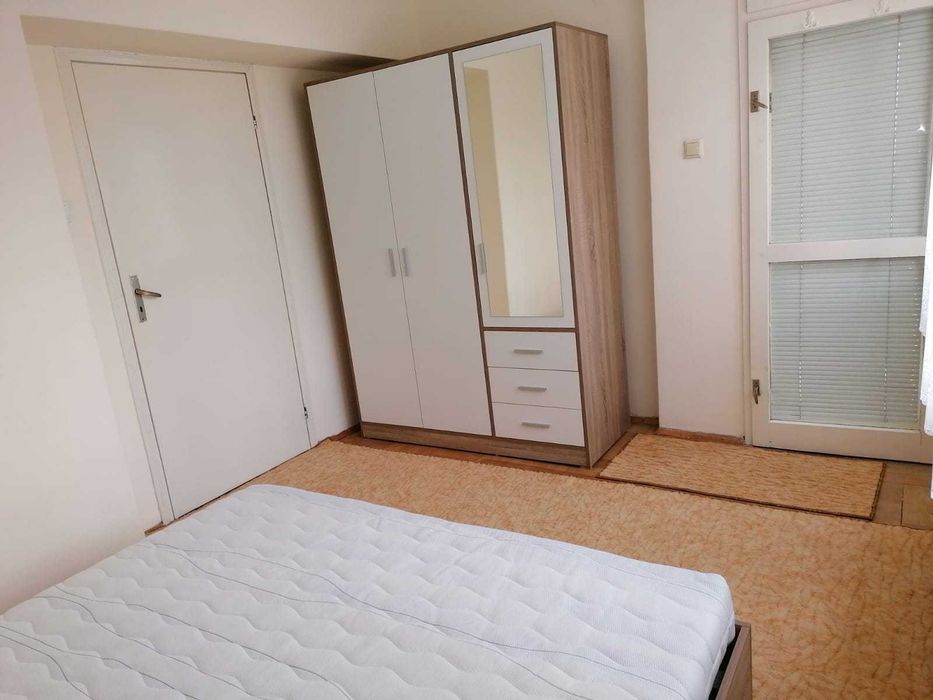 Давам под наем тристаен -център