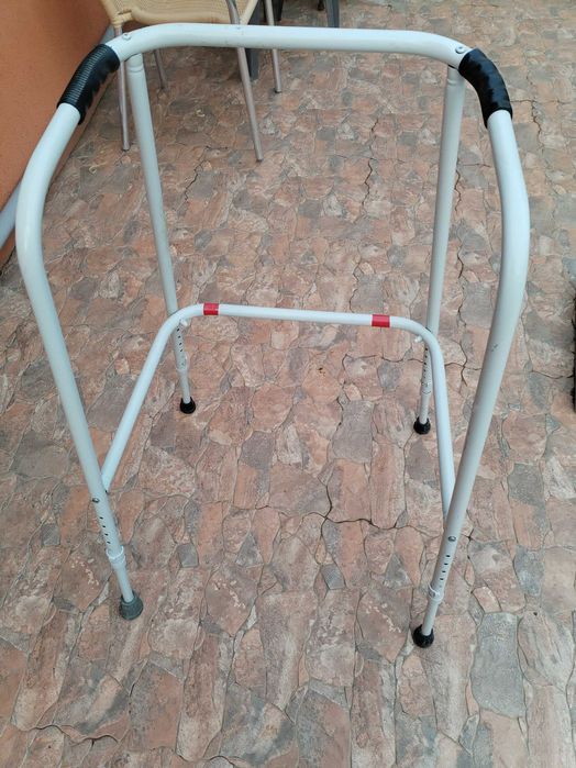 Vând cadru de mers pentru bolnavi