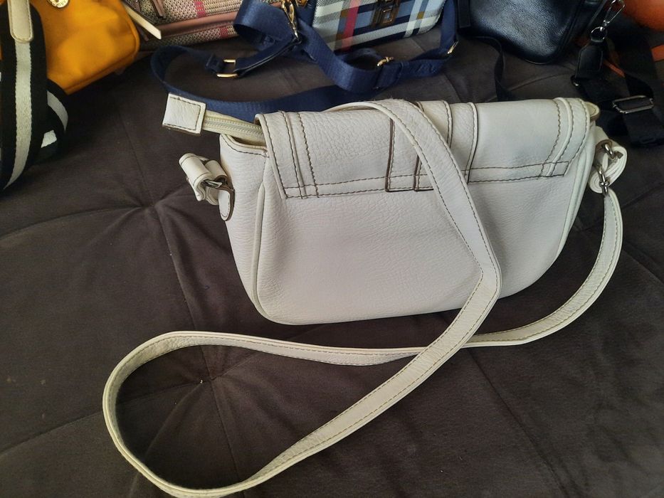 Дамска чанта в бял цвят