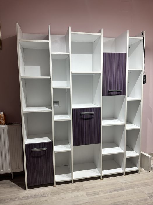 Biblioteca alb cu mov cu dulapuri
