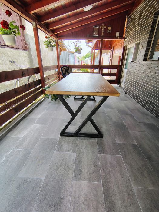 Masă dining premium din lemn masiv și metal, design modern industrial