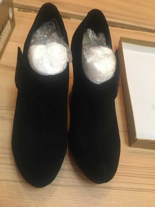 Ботильоны новые на сплошном каблуке.