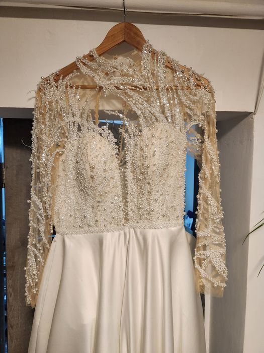 Vând Rochie de Mireasa făcută la comanda cu perle