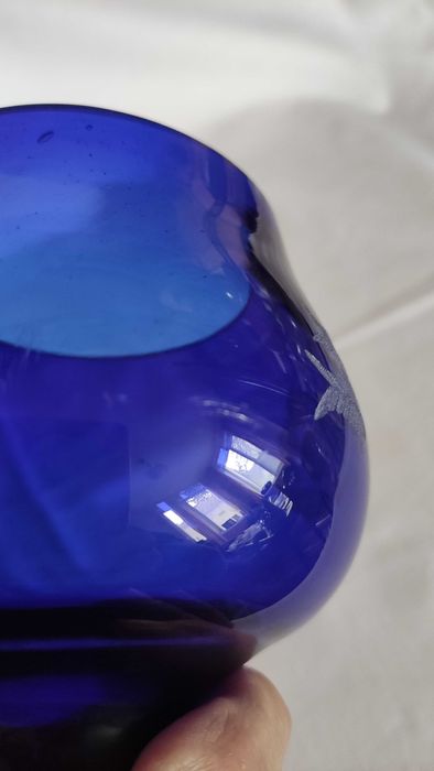 Цветна кристална ваза тип чаша с масивна основа