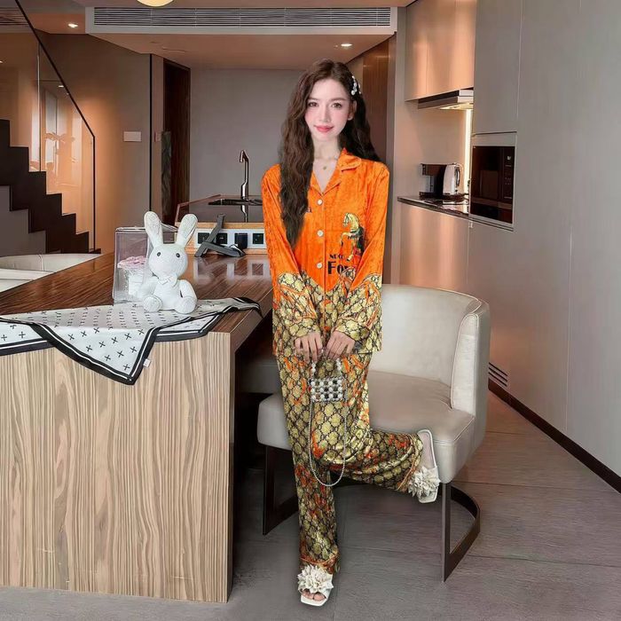 Ayol shifokor yalangoch erkakni tekshirmoqda. Rus tilini tomosha qiling.