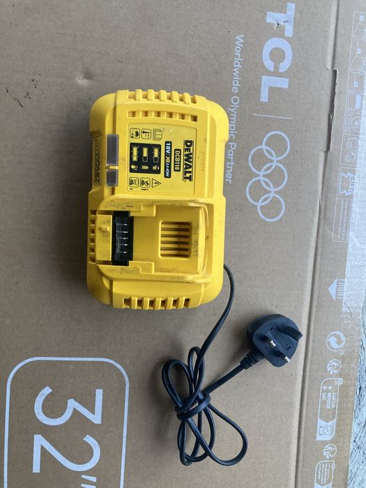 Alimentator Incarcator Dewalt Fast Charge DCB 118 18v 6A