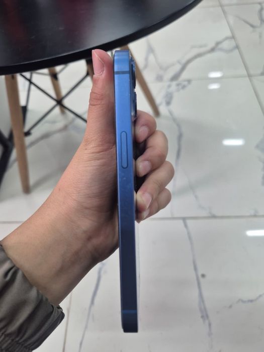 продается айфон 13синий