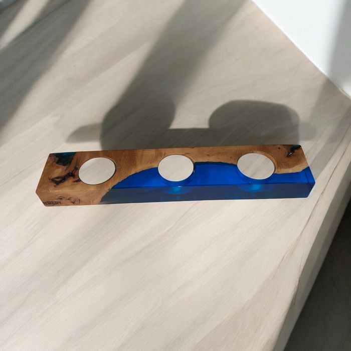 Ръчно изработени свещници от дърво и смола – за уют и атмосфера