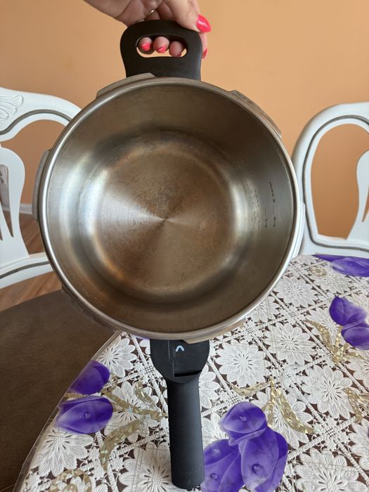 Тенджера под налягане tefal 6литра