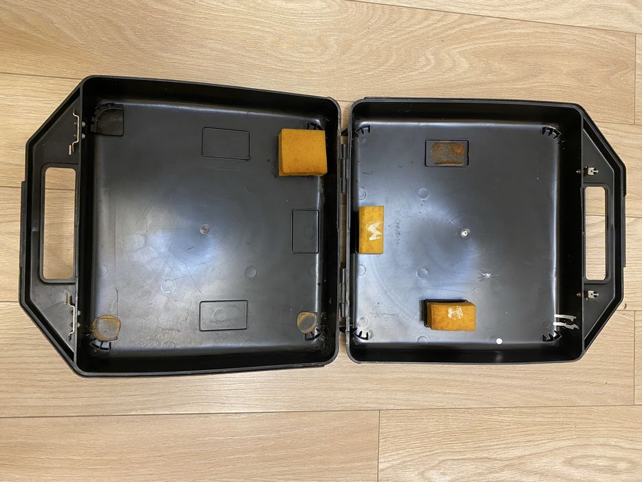 Практичен пластмасов куфар за различни предмети и аксесоари