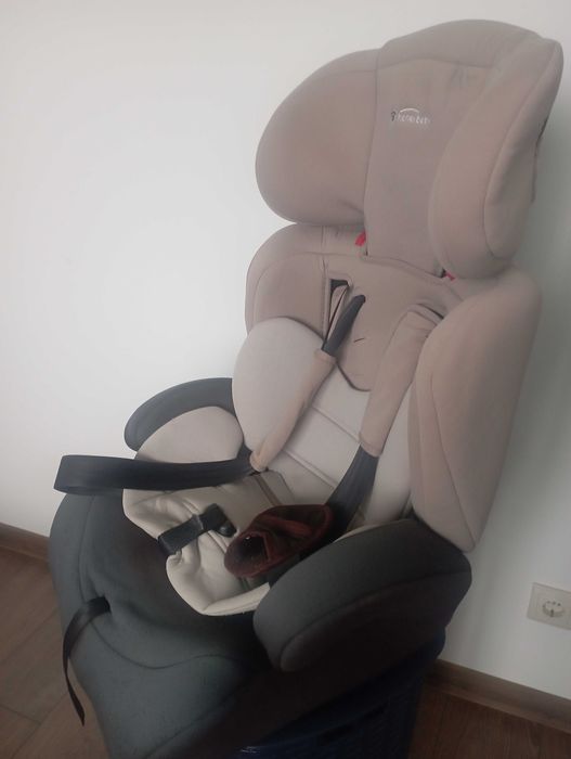 Детска седалка за кола.