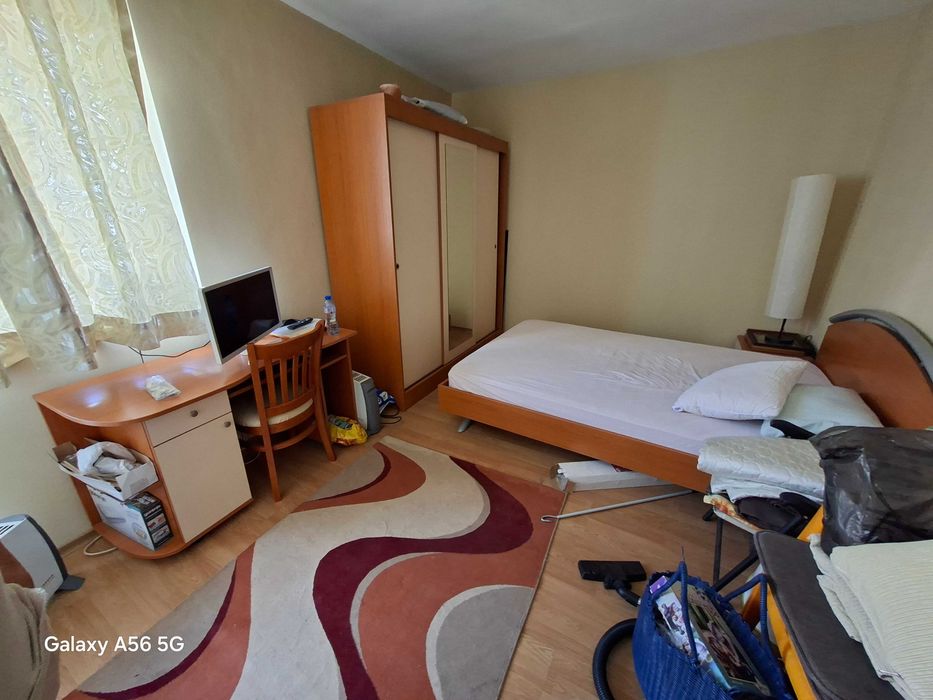 Спалня с гардероб и биро като нови .