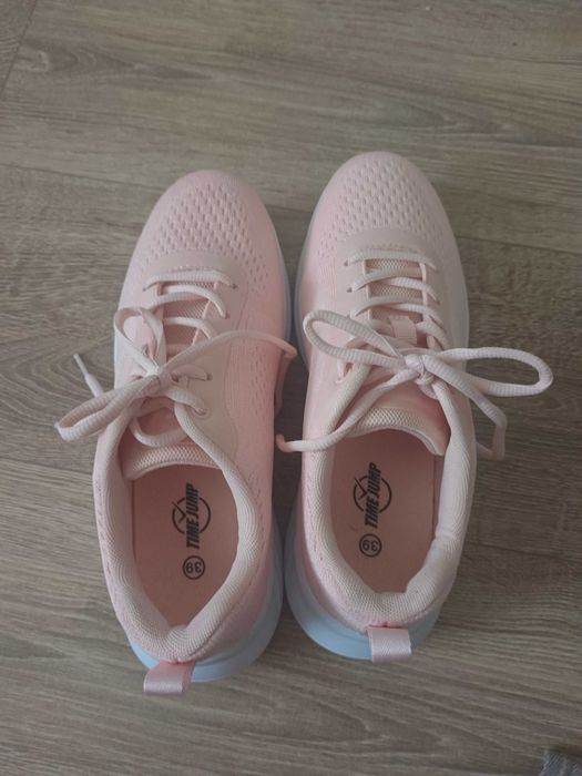 Продам кроссовки