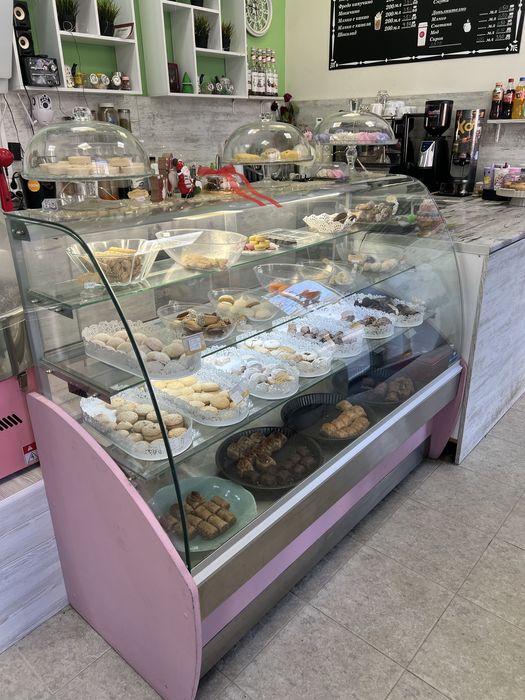 Витрина за сладки с LED осветление.